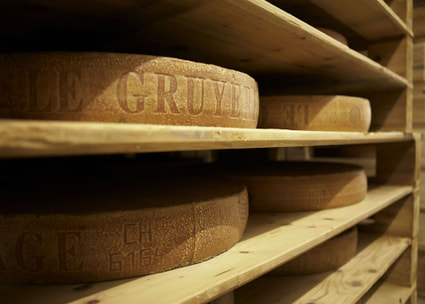 Käseleibe De fromage dans le rayon